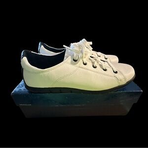 NIB Women’s SAS Solstice II Chalk/Shadow 9 N - Narrow (AA). MSRP $179.